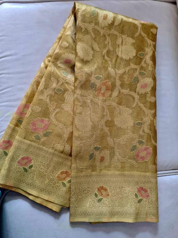 Gold_Silk_Woven_Floral_Zari_Banarasi_Saree_For_Women