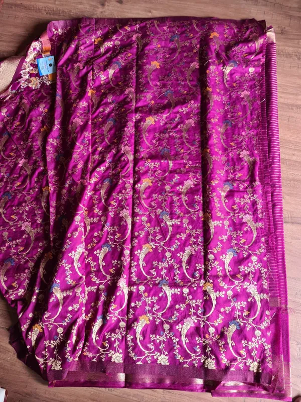 Maroon_Semi_Crepe_Golden_Stipe_Saree_With_Silk_Blouse_Piece_For_Women