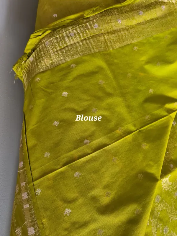 Green_Silk_Zari_Woven_Banarasi_Saree_With_Blouse_For_Women