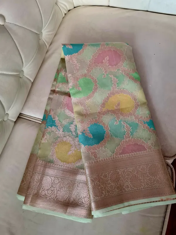 Multicolor_Silk_Zari_Woven_Paisley_Print_Banarasi_Saree