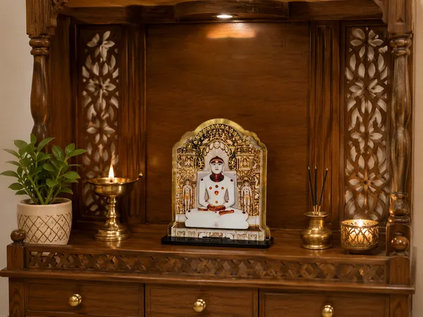 Acrylic_White_Gold_Religious_Deity_Figurine_With_Base