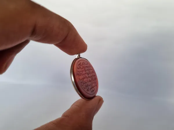Maroon_Agate_Stone_Ayatul_Kursi_Engraved_Islamic_Pendant_For_Men