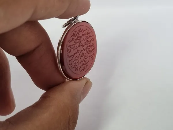 Maroon_Agate_Stone_Ayatul_Kursi_Engraved_Islamic_Pendant_For_Men