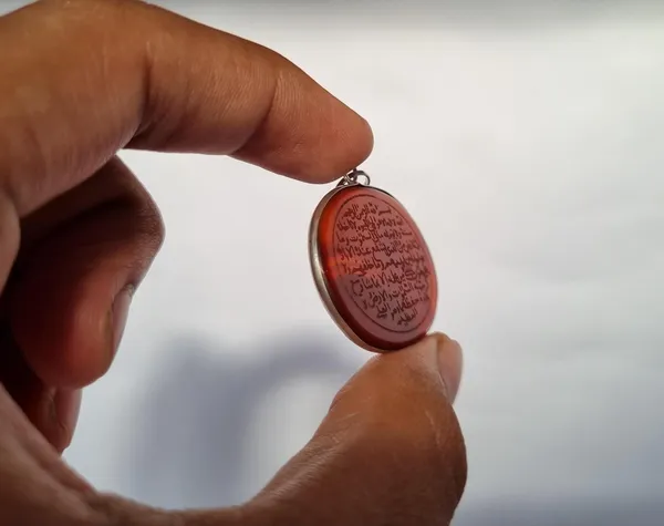 Maroon_Agate_Stone_Ayatul_Kursi_Engraved_Islamic_Pendant_For_Men