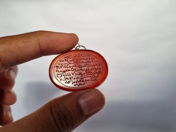 Maroon_Agate_Stone_Ayatul_Kursi_Engraved_Islamic_Pendant_For_Men