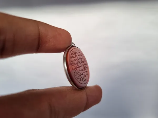 Maroon_Agate_Stone_Ayatul_Kursi_Engraved_Islamic_Pendant_For_Men