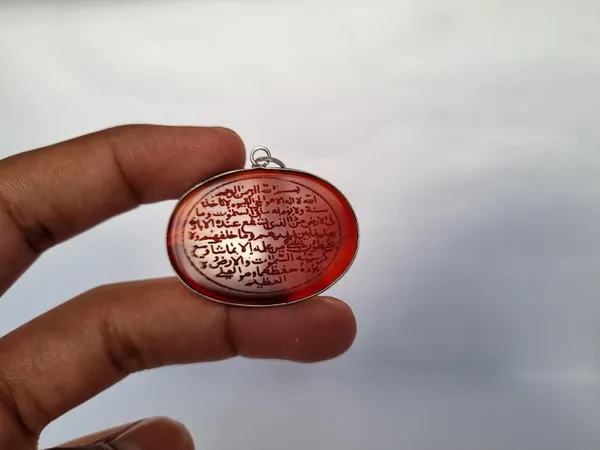 Maroon_Agate_Stone_Ayatul_Kursi_Engraved_Islamic_Pendant_For_Men