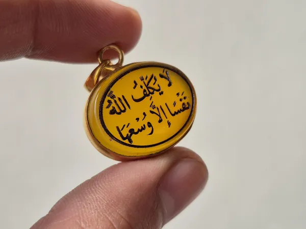 Yellow_Agate_Gold_Plated_Islamic_Calligraphy_Pendant_For_Men
