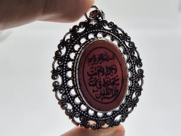 Maroon_Agate_Ayat_E_Karima_Calligraphy_Pendant_For_Men