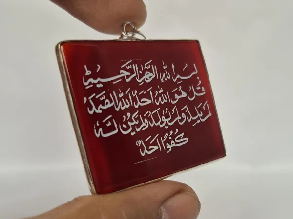 Red_Agate_Surah_Ikhlas_Engraved_Pendant_For_Men