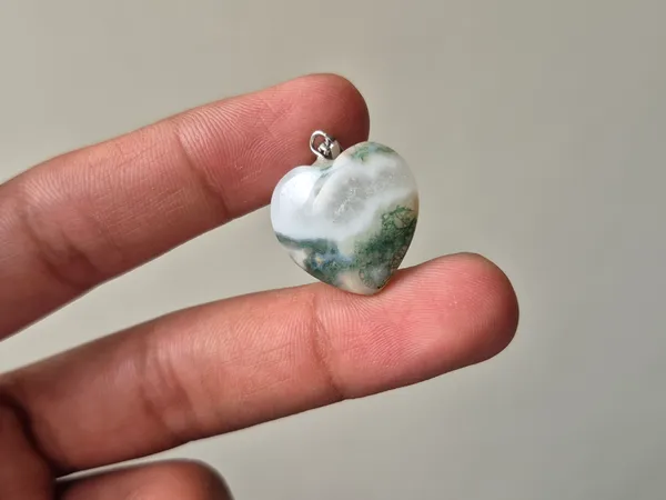 White_Green_Moss_Agate_Heart_Shaped_Gemstone_Pendant_For_Men