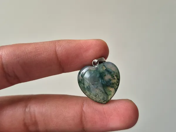 Green_Moss_Agate_Heart_Shaped_Gemstone_Pendant_For_Men
