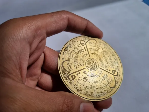 Gold_Brass_Three_Quls_Arabic_Calligraphy_Pendant_For_Men