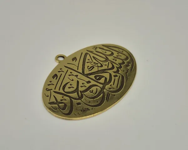 Gold_Brass_Arabic_Calligraphy_Engraved_Islamic_Pendant_For_Men