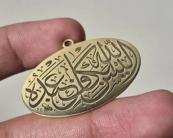 Gold_Brass_Arabic_Calligraphy_Engraved_Islamic_Pendant_For_Men