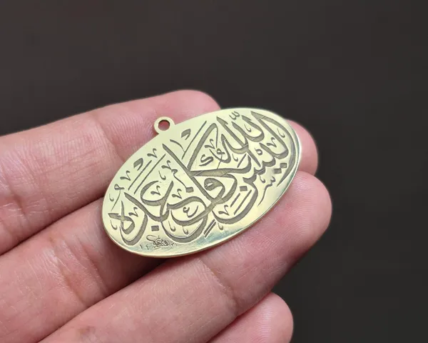 Gold_Brass_Arabic_Calligraphy_Engraved_Islamic_Pendant_For_Men