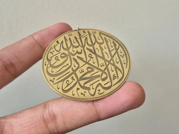 Gold_Brass_Shahada_Arabic_Calligraphy_Engraved_Pendant_For_Men