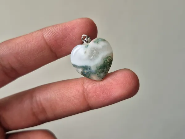 White_Green_Moss_Agate_Heart_Shaped_Gemstone_Pendant_For_Men