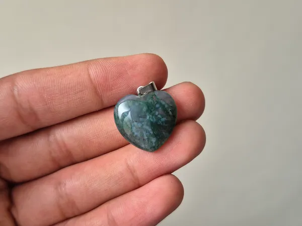 Green_Moss_Agate_Heart_Shaped_Gemstone_Pendant_For_Men