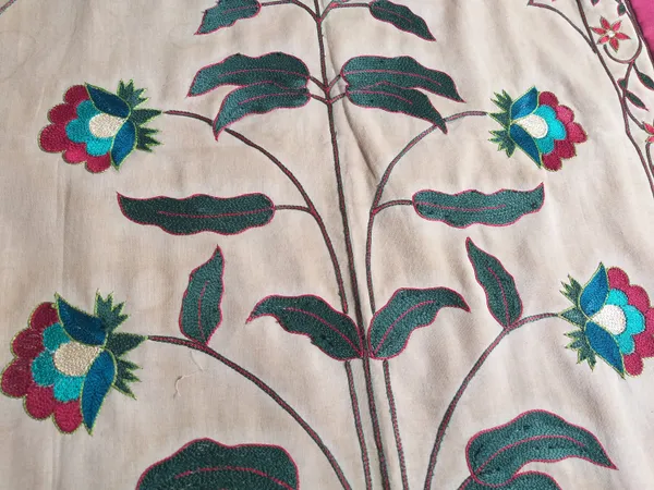 Silk_Cotton_Mughal_Floral_Embroidery_Wall_Hanging