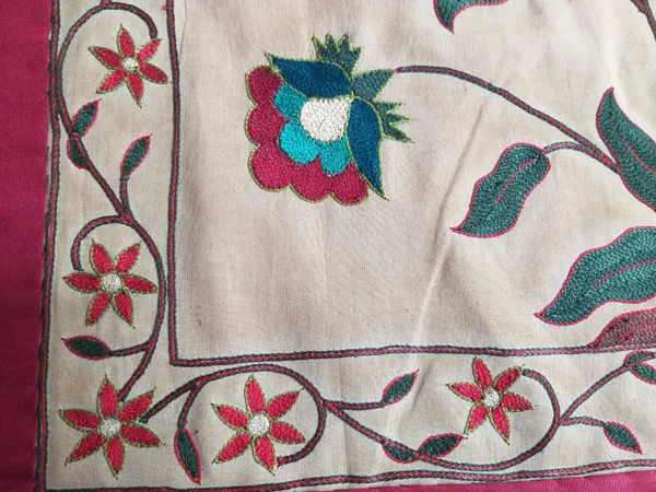 Silk_Cotton_Mughal_Floral_Embroidery_Wall_Hanging
