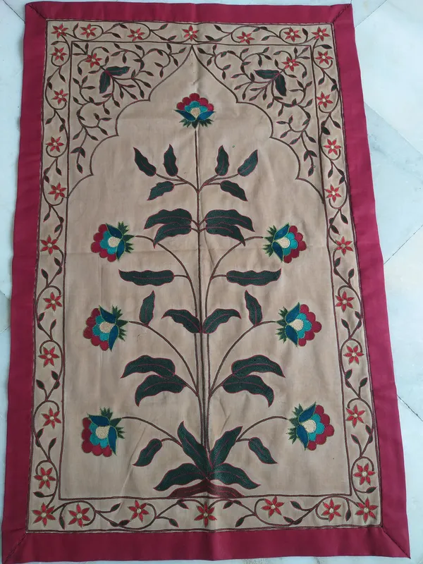 Silk_Cotton_Mughal_Floral_Embroidery_Wall_Hanging