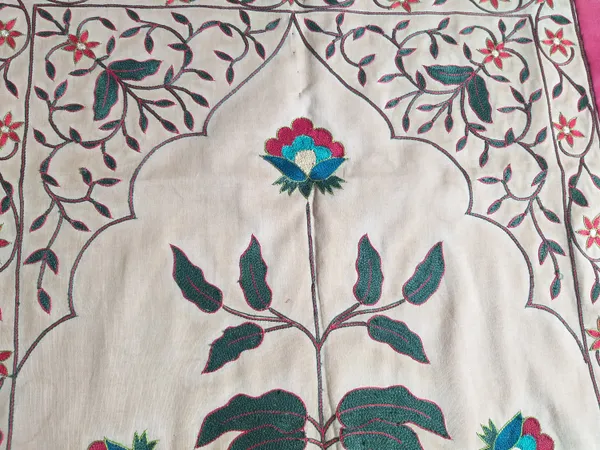 Silk_Cotton_Mughal_Floral_Embroidery_Wall_Hanging