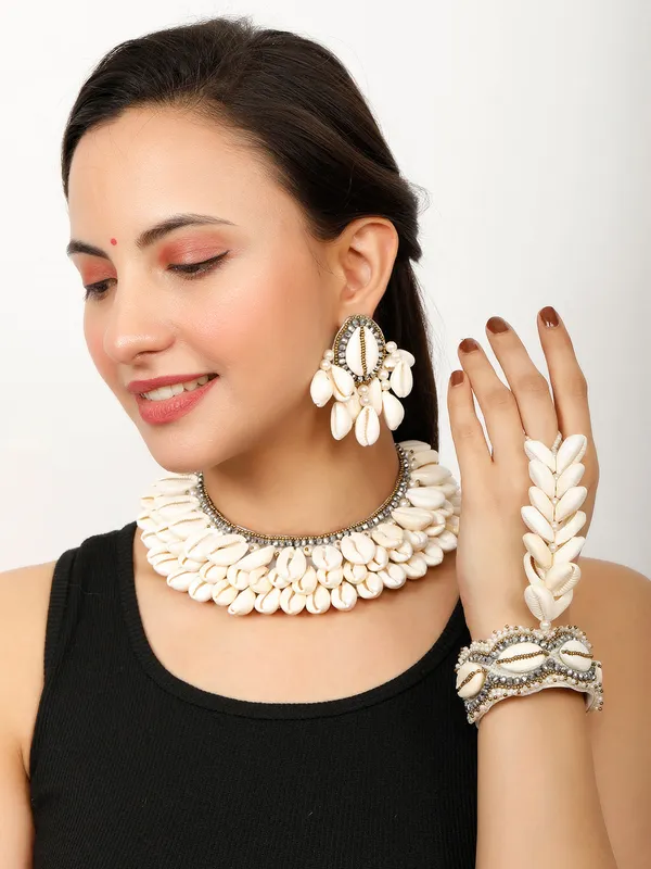 Cowrie_Shell_Choker_Necklace_Set_With_Earrings_And_Bracelet