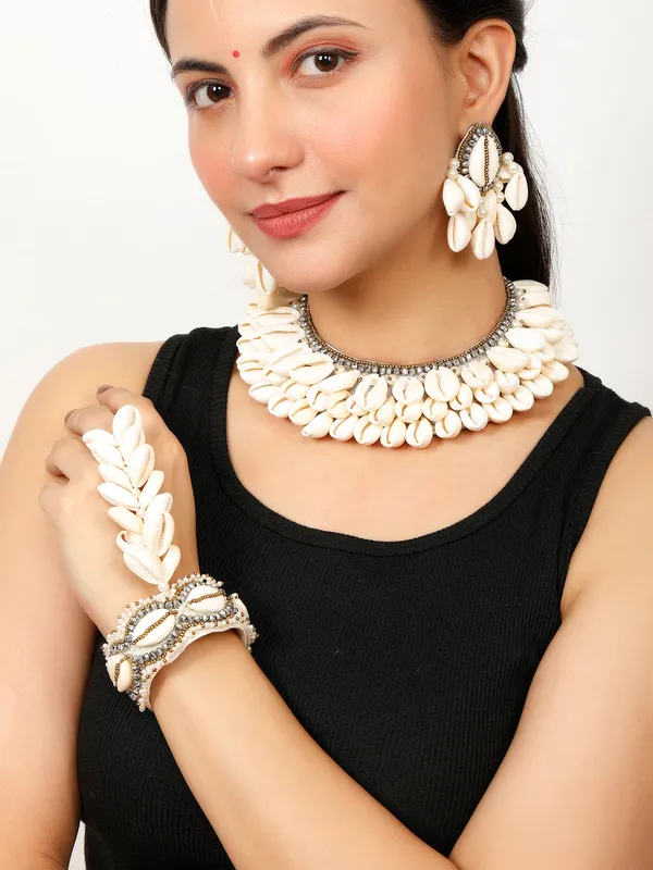 Cowrie_Shell_Choker_Necklace_Set_With_Earrings_And_Bracelet