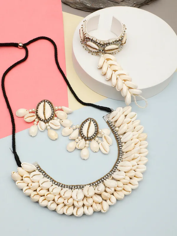 Cowrie_Shell_Choker_Necklace_Set_With_Earrings_And_Bracelet