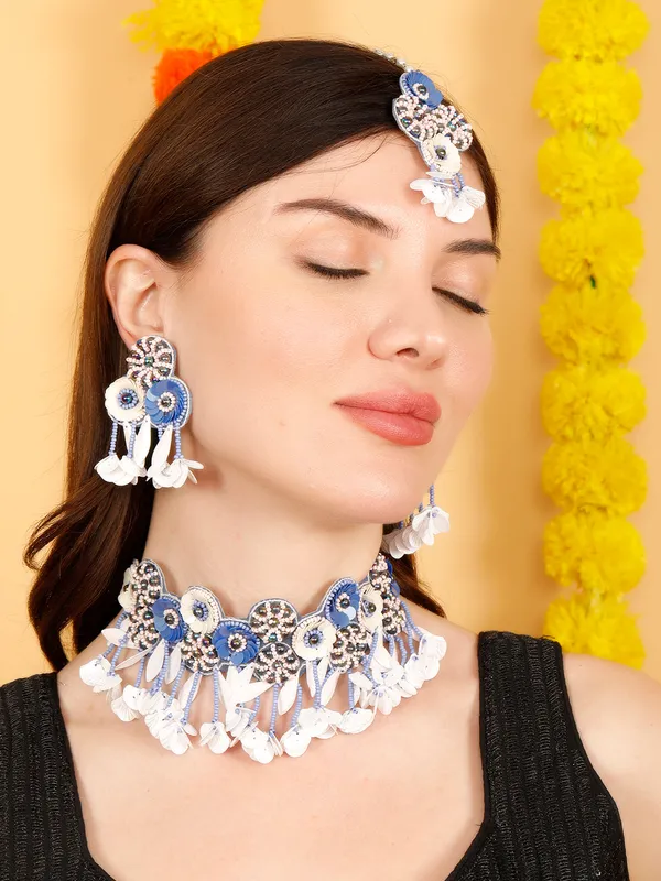 Floral_Jewelry_Set_With_Earrings_And_Maang_Tikka
