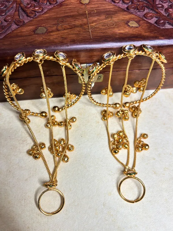 Gold-Plated_Kundan_Studded_Ghungroo_Hath_Phool_Kashmiri_Ring_Bracelet_Set