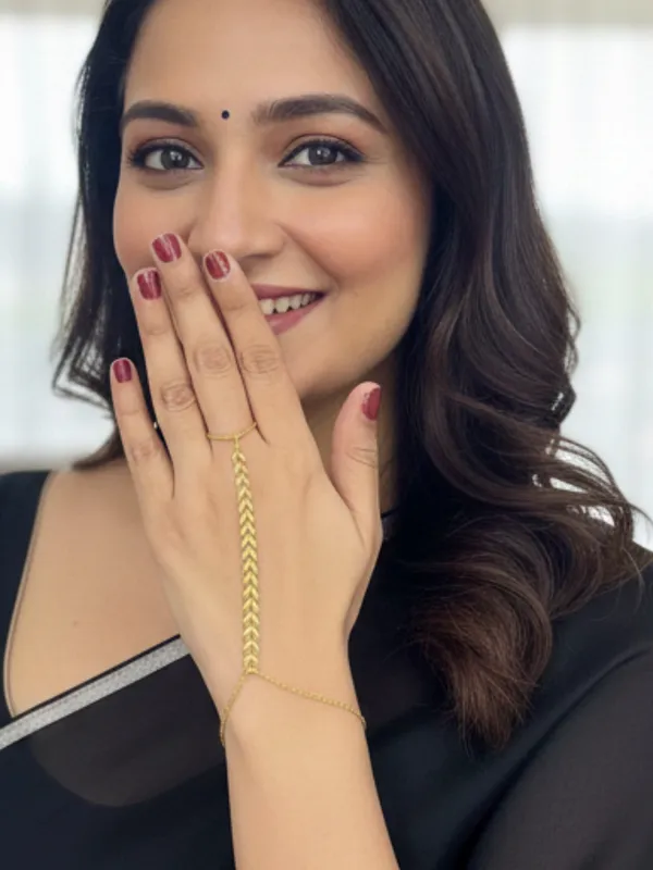Gold-Plated_Ring_Bracelet_With_Hathphool_(One_Hand_Only)
