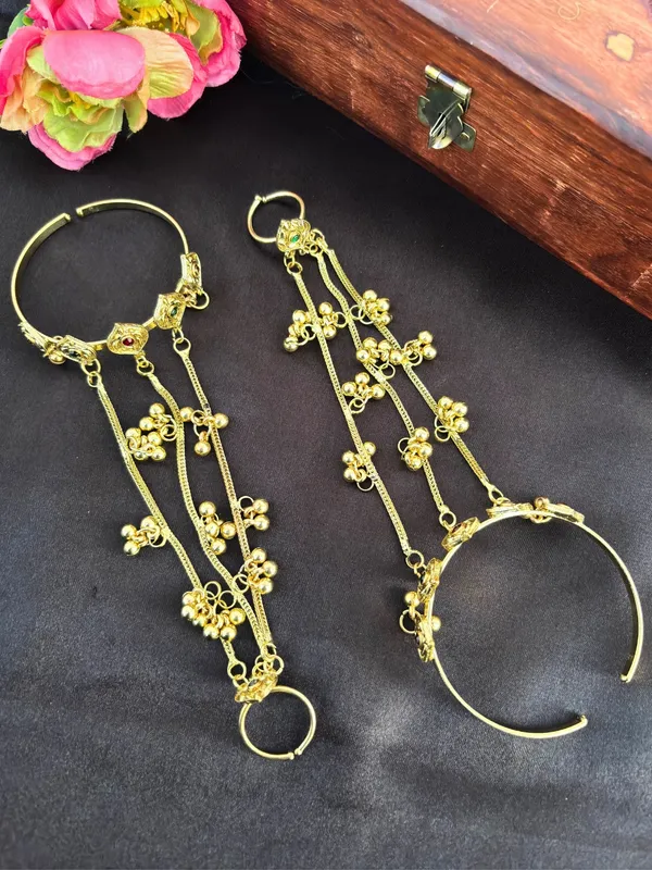 Gold-Plated_Kundan_Ring_Bracelet_With_Hathphool