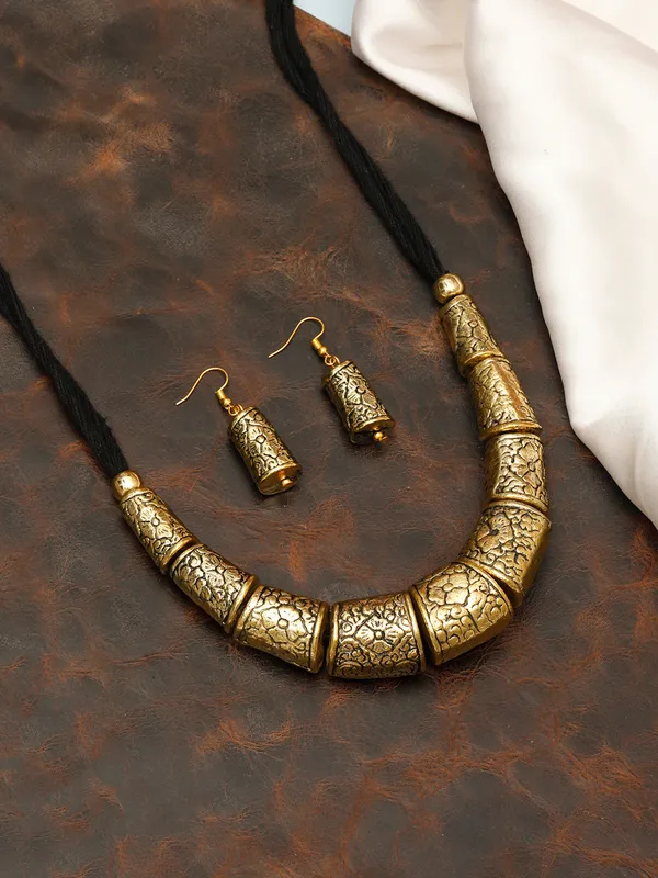 Golden_Tribal_Choker_Necklace_Jewellery_Set_For_Women