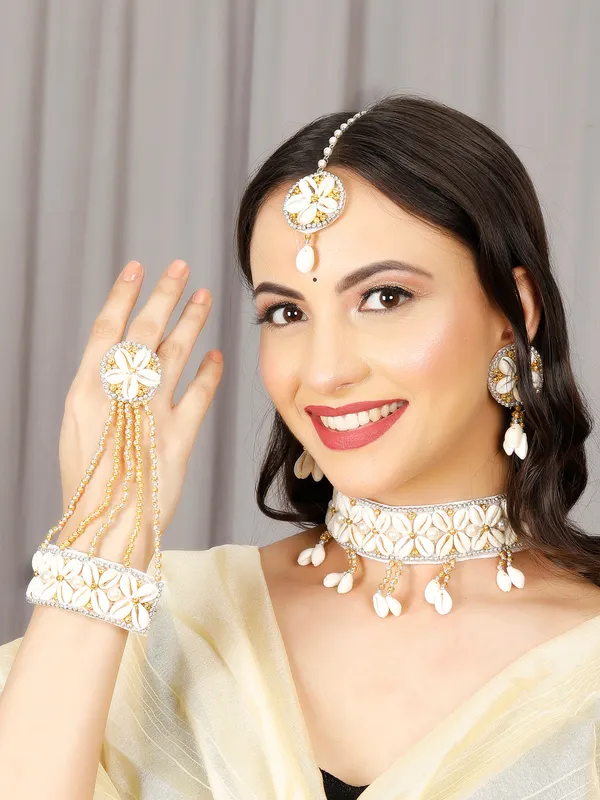 Sangeet_Special_Handcrafted_Haldi_Mehndi_Bridal_Necklace_Set_With_Maang_Tikka_&_Hathphool
