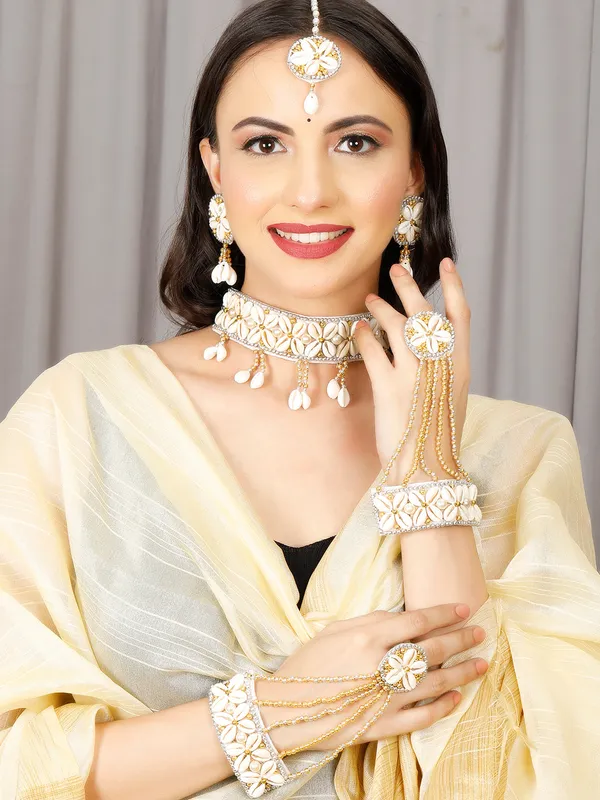 Sangeet_Special_Handcrafted_Haldi_Mehndi_Bridal_Necklace_Set_With_Maang_Tikka_&_Hathphool