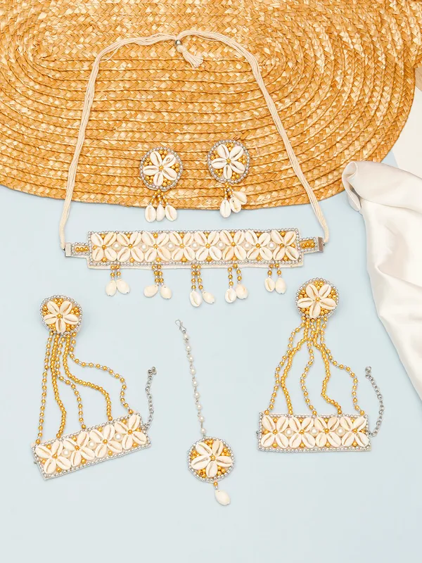 Sangeet_Special_Handcrafted_Haldi_Mehndi_Bridal_Necklace_Set_With_Maang_Tikka_&_Hathphool