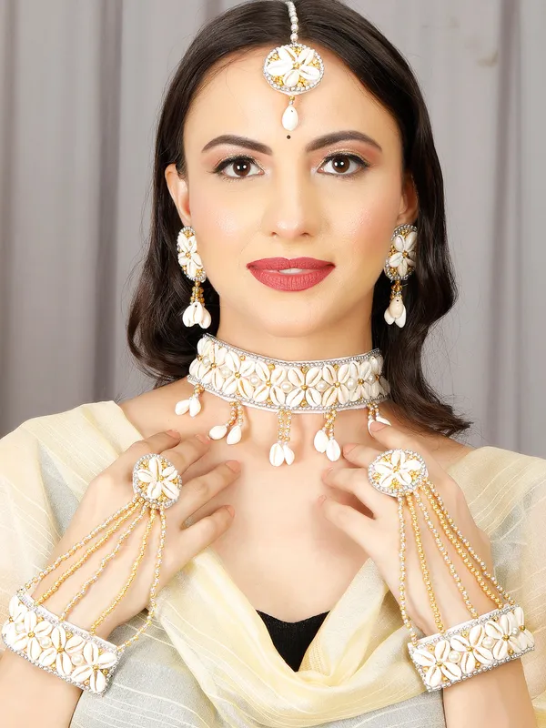 Sangeet_Special_Handcrafted_Haldi_Mehndi_Bridal_Necklace_Set_With_Maang_Tikka_&_Hathphool