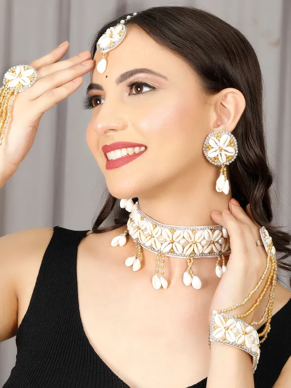 Sangeet_Special_Handcrafted_Haldi_Mehndi_Bridal_Necklace_Set_With_Maang_Tikka_&_Hathphool