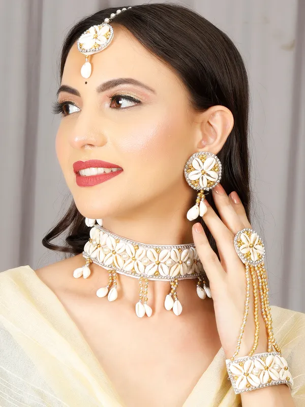 Sangeet_Special_Handcrafted_Haldi_Mehndi_Bridal_Necklace_Set_With_Maang_Tikka_&_Hathphool