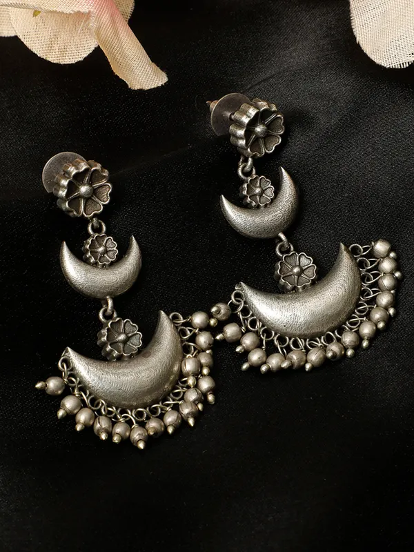 Silver-Plated_Crescent_Shaped_Oxidised_Chandbalis