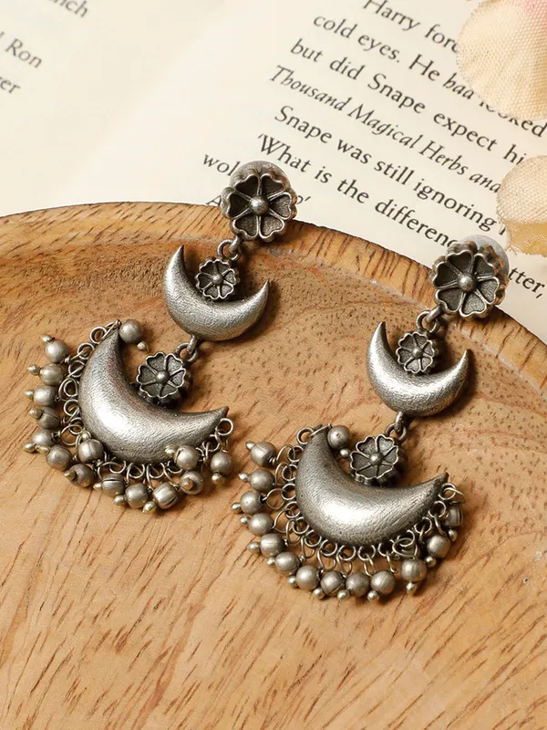 Silver-Plated_Crescent_Shaped_Oxidised_Chandbalis