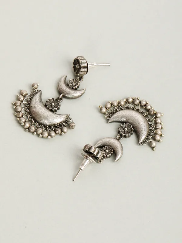 Silver-Plated_Crescent_Shaped_Oxidised_Chandbalis