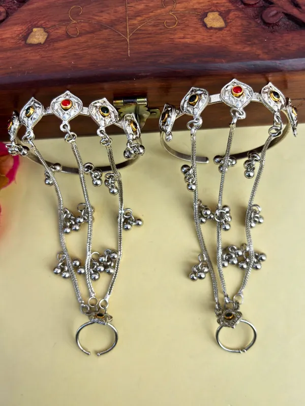 Silver-Plated_Kundan_Ring_Bracelet_With_Hathphool