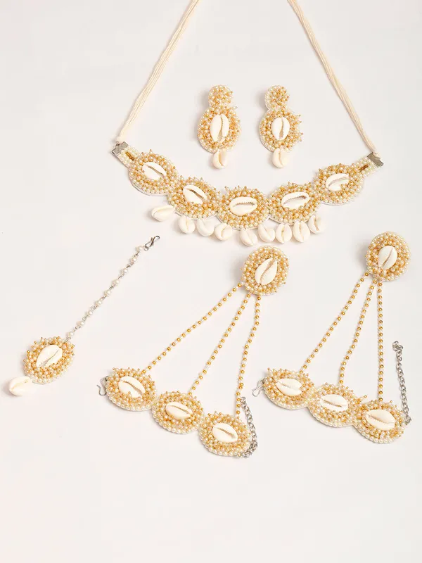 Studded_Shell_Choker_Jewellery_Set_With_Maang_Tikka_,Earrings_And_Hathphool