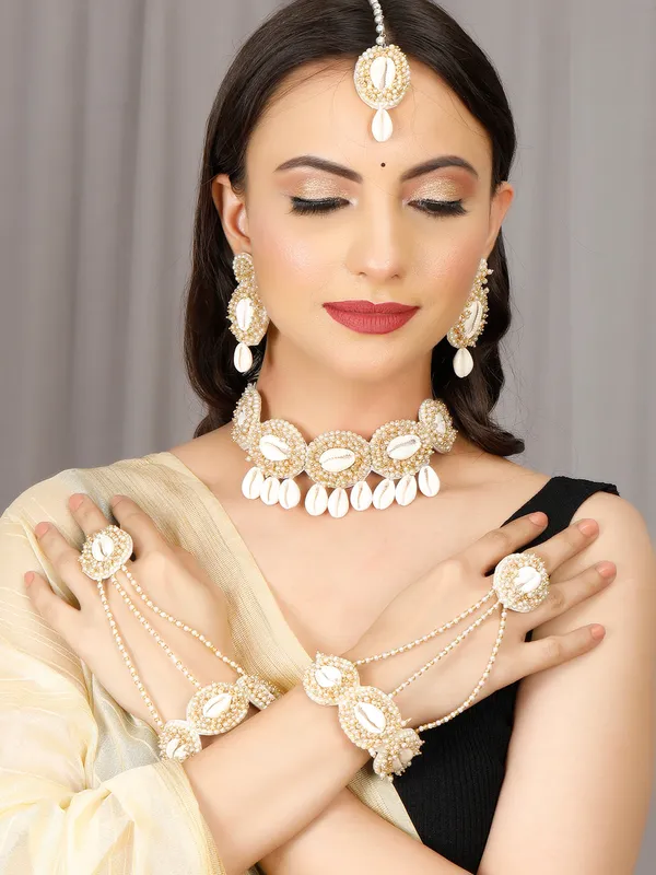 Studded_Shell_Choker_Jewellery_Set_With_Maang_Tikka_,Earrings_And_Hathphool