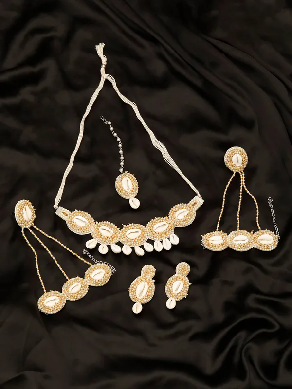 Studded_Shell_Choker_Jewellery_Set_With_Maang_Tikka_,Earrings_And_Hathphool