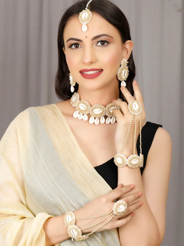 Studded_Shell_Choker_Jewellery_Set_With_Maang_Tikka_,Earrings_And_Hathphool