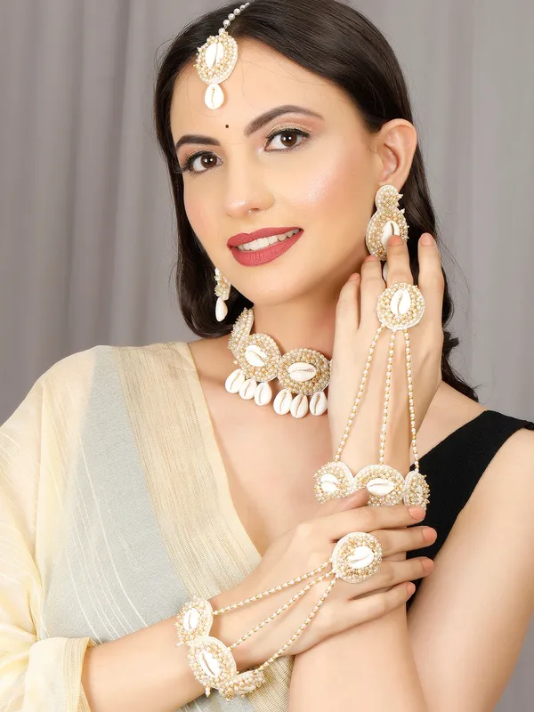 Studded_Shell_Choker_Jewellery_Set_With_Maang_Tikka_,Earrings_And_Hathphool